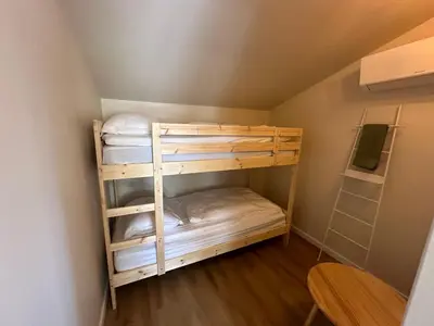 a room with two bunk beds in a room at Westeindercabin, rustige locatie maar naast Amsterdam & Schiphol in Aalsmeer