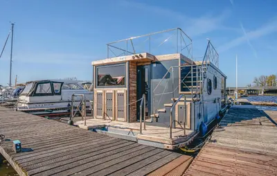 a boat is docked at a dock at Fuut Campi in Uitgeest