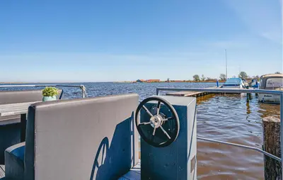 a wheel on the back of a boat in the water at Havenlodge Plus in Uitgeest