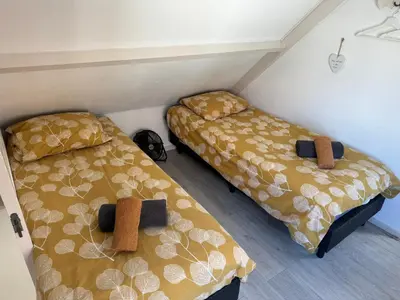 two beds in a small room at Vakantiehuisje aan Zee - 100m van Strand in Egmond aan Zee