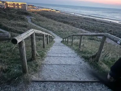 a path leading down to the beach at Vakantiehuisje aan Zee - 100m van Strand in Egmond aan Zee