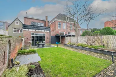 an empty yard in front of a brick building at B&B aan de Gracht in Alkmaar
