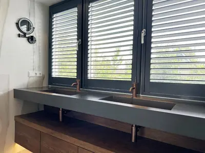a bathroom with two sinks and two windows at Bungalow 77 op Recreatiepark De Wielen in Sint Maarten