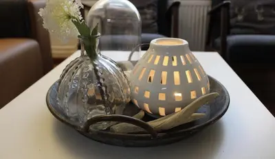 a table with a vase and a glass vase at Vakantiewoning Zon, Zee & Duin - Egmond aan Zee in Egmond aan Zee