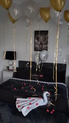 a bedroom with balloons and a bed with a swan on it at DE WEELEN met Jacuzzi en of Zwembad Topkeuze Romantiek in Lutjebroek