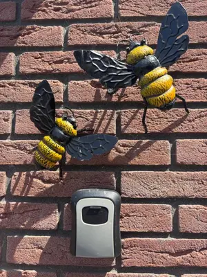 a bee on a brick wall with a socket at DE WEELEN met Jacuzzi en of Zwembad Topkeuze Romantiek in Lutjebroek