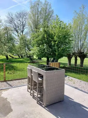 a bench with two white chairs in a park at Luxe vrijstaand gastenverblijf - landelijk gelegen in IJsselstein