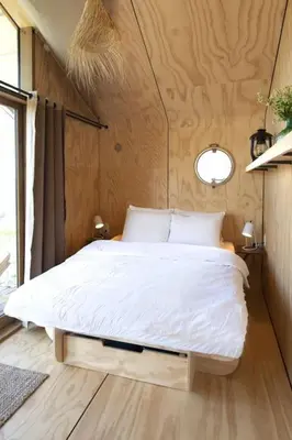 a bedroom with a bed in a small room at Huisje te huur van 15 feb tot 15 mrt voor tweeduizend euro vier weken in Zevenhuizen