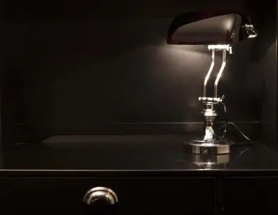 a lamp sitting on top of a black sink at College Hotel Alkmaar in Alkmaar