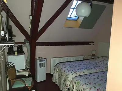 a bedroom with a bed and a window at Paul en Lettie's Bed and Breakfast in Westbroek