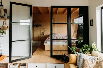 a room with a bed and a large mirror at Sfeervol Vakantiehuis - Badkuip met weids uitzicht - Markermeer - by Familie Buitenhuys holiday houses in Oosterleek