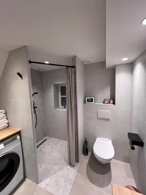 a bathroom with a toilet and a shower at Het Zomerhuis in Zuidbakkum
