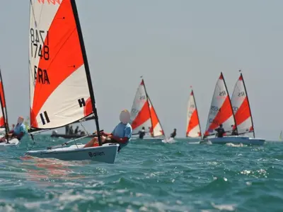 a group of sailboats in the water at De Kaag Watersport Groepsaccommodatie - 30 pers in Kaag