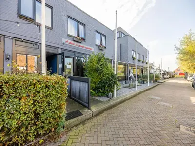an empty street in front of a building at De Kaag Watersport Groepsaccommodatie - 30 pers in Kaag