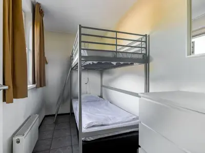 a bunk bed room with a bunk bed in a room at Wilgenroos Vakantiepark De Groote Vliet in Wervershoof