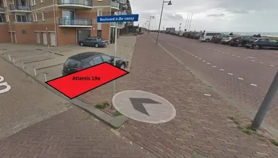 a street sign with an arrow pointing to a parking lot at Atlantis 19a in Egmond aan Zee