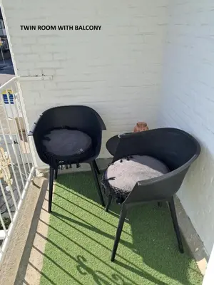 two chairs sitting on top of a green rug at El Sol Zandvoort 2 in Zandvoort