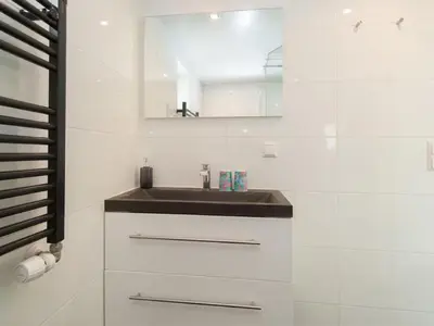 a bathroom with a sink and a mirror at Kleine Nachtegaal in Schoorl