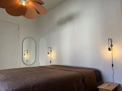 a bedroom with a bed and a mirror on the wall at Stadscentrum, rustige toplocatie! in Amersfoort