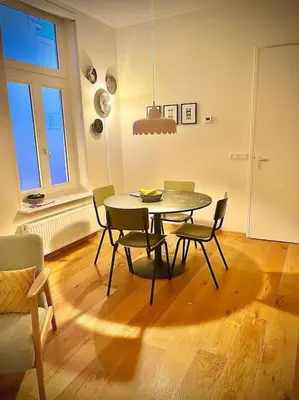 a dining room table and chairs in a room at Stadscentrum, rustige toplocatie! in Amersfoort