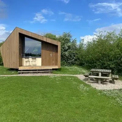 Design huisje vrij in het groen