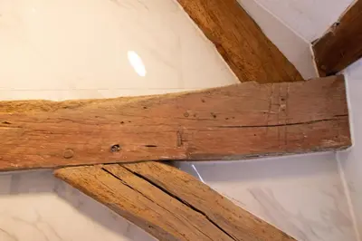 a wooden beam on the ceiling of a room at Huize de Lekpoort - The Stork Loft - Loft Apartment in Vianen Center in Vianen
