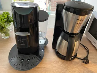 a black blender sitting on a table at Huisje Bloemenzee in Noordwijkerhout