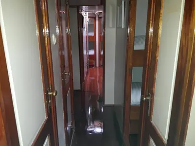 an empty room with wooden doors and glass at Tjalkjacht Pelikaan Hoorn in Hoorn