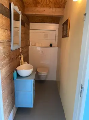 a bathroom with a sink and a toilet at heerlijk buitenhuis op 20 minuten van Amsterdam in Nieuwersluis