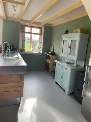 a kitchen with a sink and a stove at heerlijk buitenhuis op 20 minuten van Amsterdam in Nieuwersluis
