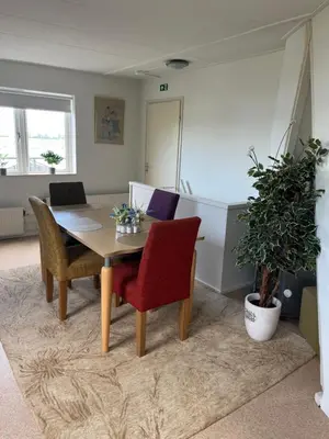 a dining room with a table and chairs at B&B Dol - Fijn in Benningbroek