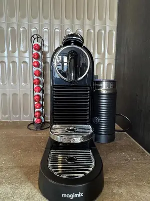 a black blender sitting on a counter next to a cup at 't Voorhuys Noordwijk aan Zee- tuin en gratis parkeren in Noordwijk