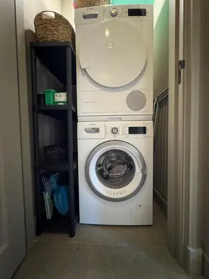 a washer and dryer in a small room at 't Voorhuys Noordwijk aan Zee- tuin en gratis parkeren in Noordwijk