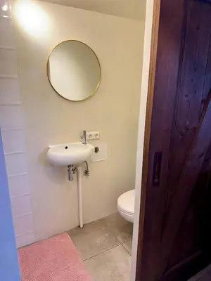 a bathroom with a sink and a mirror on the wall at Wanderlust - Vlakbij strand - Omheinde privétuin in Noordwijk aan Zee