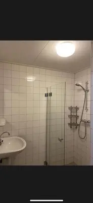 a bathroom with a shower and a sink at Vakantiehuis Medemblik polder in Opperdoes