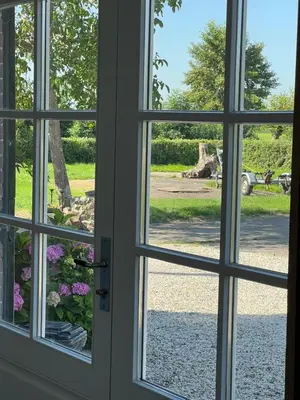 an open window with a view of a yard at De Gouwe Leeuw in Woerdense Verlaat