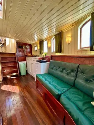 a living room with a green couch in a train car at Ray's crew in Weesp