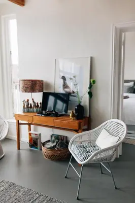 a room with a desk with a computer and a chair at Boutique B&B Bovien in Amsterdam