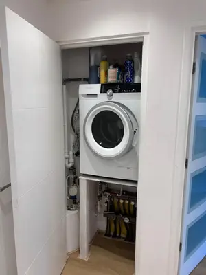 a laundry room with a washing machine in a room at Gezellig Appartement in Amsterdam-Noord in Amsterdam
