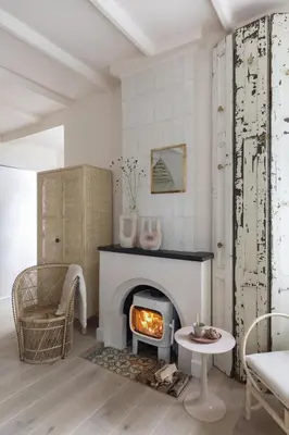 a living room with a fireplace and a couch at Magnolia Tree in Bergen