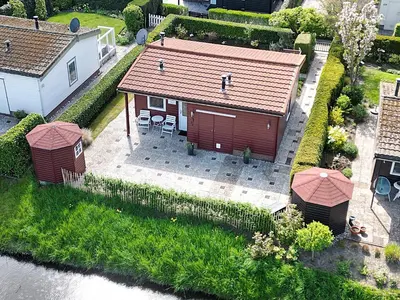 an aerial view of a small house with a yard at Kings View Cottage, Helemaal vernieuwd 2025 in Warmenhuizen