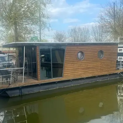 Winter escape at houseboat Sanches Lake View Monnickendam