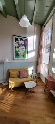 a living room with a couch and two windows at Logies Reederij de IJsel in Gouda