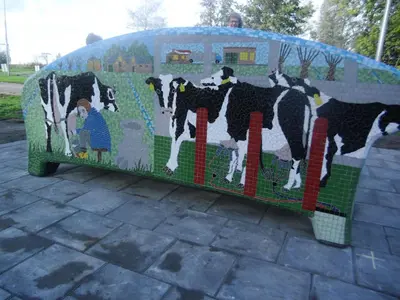 a mosaic mural of cows on a fence at Bed and breakfast Hoeve Spoorzicht in Papekop