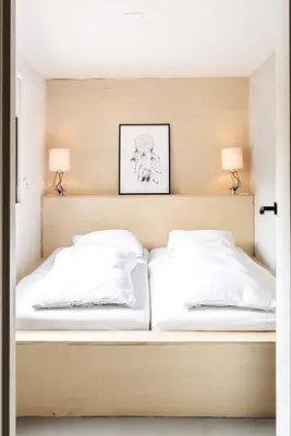 two beds in a bedroom with two lamps at -Casa Como- nabij het meer, restaurants & keukenhof in Noordwijkerhout