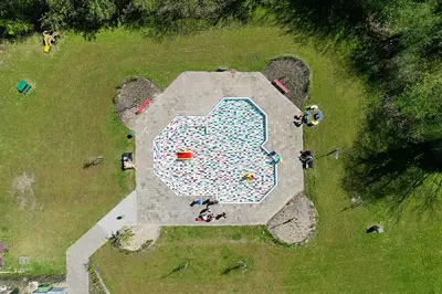 an aerial view of a picnic table in a park at Stillwater Lodge De Rijd in Nieuwe-Niedorp