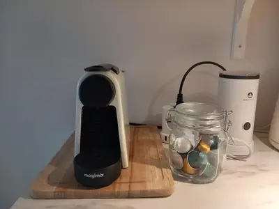 a blender on a cutting board next to a jar of money at studio Le Garage in Bergen