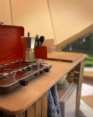 a kitchen counter with a blender on top of a stove at Voedselbos Camping Koperwiek in Hazerswoude-Dorp