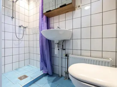 a bathroom with a sink and a toilet at De Groeter Lodge in Groet