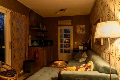 a living room with a couch and a lamp at Wellness oase Egmond in Egmond aan den Hoef